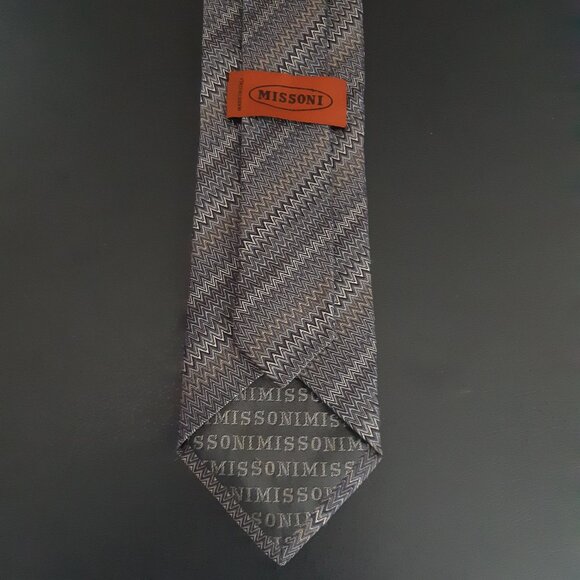 MISSONI 100% Silk Tie In Classic Zig Zag Pattern- Taupe & Grey - Picture 5 of 12